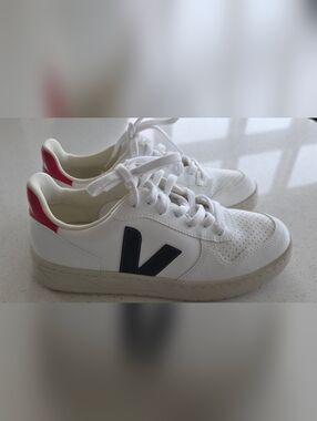 Veja V-10 Leather Sneakers Size 6 Like New Red White Black